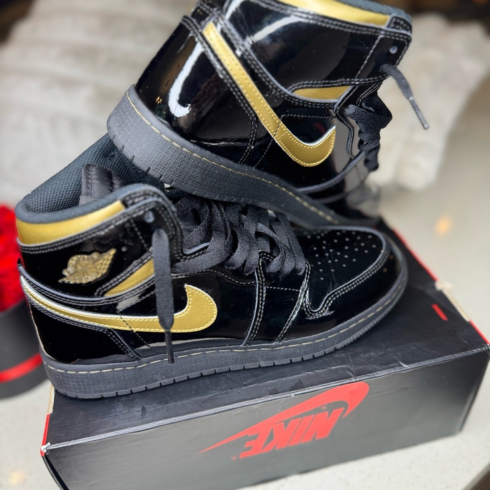 Nike air Jordan 1 Black and Gold High-Top Sneakers